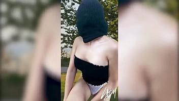 Travesti cachonda masturbándose en el parque público XVIDEOS
