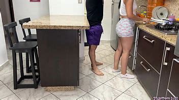 Seduciendo A La Milf Insaciable En La Cocina Aprovechando Sus Curvas Sensuales Y Un Culo De