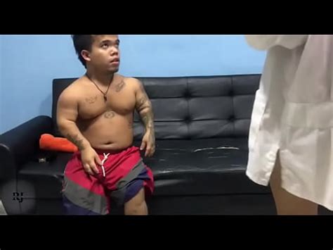 Masajista Se Excita Al Ver La Verga Grande De El Enano XVIDEOS