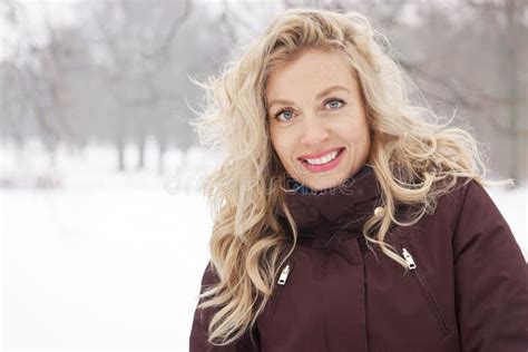 Femme Blonde Dans Le Paysage D Hiver Photo Stock Image Du Lifestyle Nature
