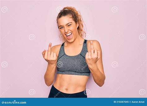 Jeune Belle Blonde Sportive Aux Yeux Bleus Faisant De L Exercice Portant Des V Tements De Sport