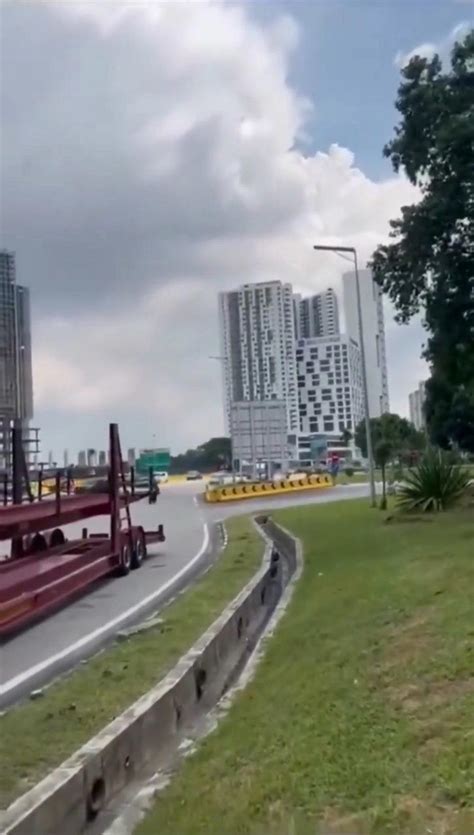 Hitchhiker Strips Naked After He Was Told To Get Off Lorry At Kesas Highway WeirdKaya