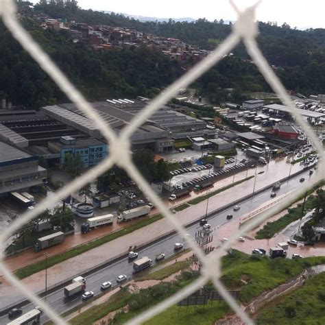 Carro é engolido por buraco durante forte chuva em Taboão da Serra