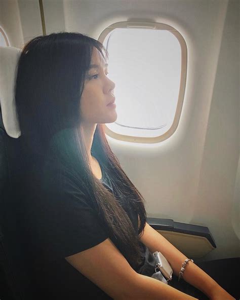 Hot girl đúng là hot girl có mỗi cái cửa sổ máy bay mà cũng tạo dáng chụp được ảnh đẹp hết nấc