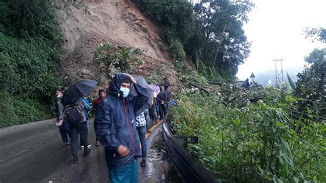 त्रिभुवन राजमार्गस्थित चिसापानी भन्ने स्थानमा पहिरो जाँदा सडक अवरुद्ध