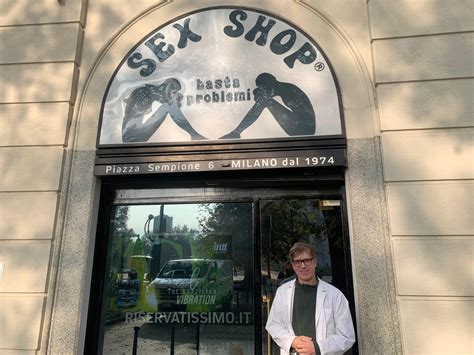 È a Milano il sex shop più antico d Italia Da anni la stessa famiglia Tante regole e cena