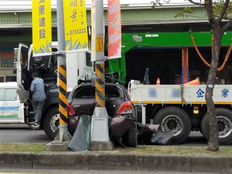 大排「長榮」 小客車失控衝上分隔島撞上對向大貨車 社會 中時