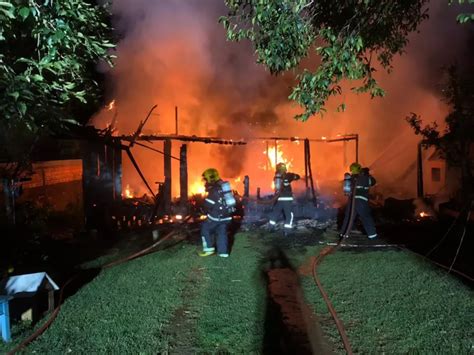 Casa Pega Fogo Enquanto Duas Pessoas Dormiam Em Fraiburgo Not Cias