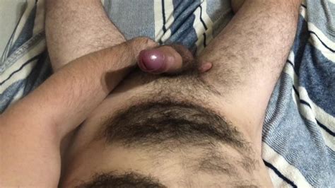 一个毛茸茸的双性恋男人抽搐他的鸡巴业余色情片自制 Pornhub Gay