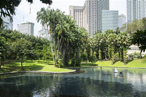 Parque De Klcc En Kuala Lumpur Foto De Archivo Editorial Imagen De