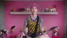 Machine Gun Kelly Blackbear Machine Gun Kelly Blackbear Make Up Sex Discover Share GIFs