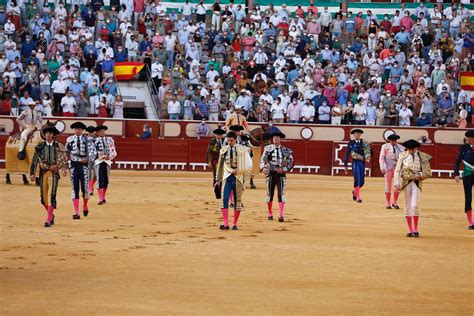 Del Toro Al Infinito El Público De Los Toros Cumple Las Normas Por