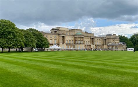 Buckingham Palace Gardens: How to Visit the Queen's Garden - Suitcases ...