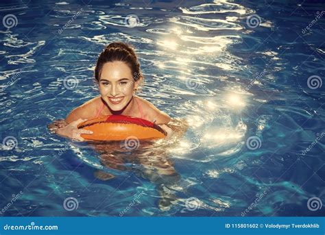 Vacances D T Appr Cier La Femme De Bronzage Dans Le Bikini Sur Le Matelas Gonflable Dans La