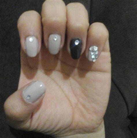 Nude marrón y brillos Nails Beauty