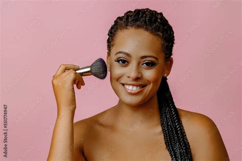 Close Up Smiling Black Woman Half Naked With Braids Hair And Makeup Brush Near Face Foto De