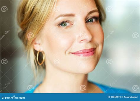 Sluit Omhoog Portret Van Mooie Blonde Vrouw Met Blauwe Ogen Stock Afbeelding Image Of Groot