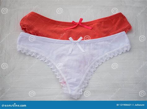 Rode En Witte Lingerie Rode En Witte Kantleren Riem Op Witte Achtergrond Stock Afbeelding