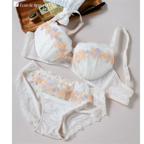 フランデランジェリー fran de lingerie 可憐なフラワーレースのフェミニンランジェリーナチュラルバスト フラワークラウン ペアブラジャーワイヤー有り ブラジャーショーツ