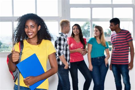 Mujer Latina Joven Con El Pelo Rizado En Ciudad Imagen De Archivo Imagen De Africano Hermoso