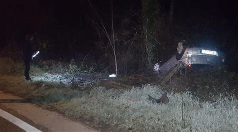 Finisce Fuori Strada Si Cappotta E Abbandona Lauto