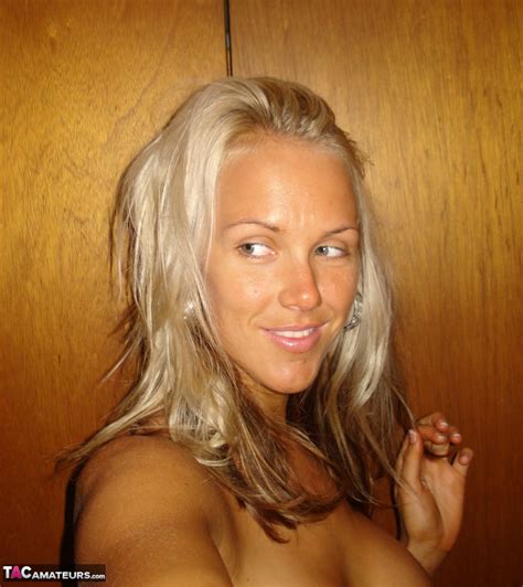 Hot Blonde Aussie Jewel Displays Her Big Boobs While Taking Nude Selfies Coedcherry