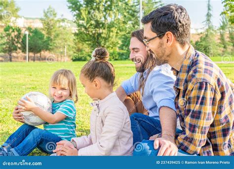 Casal Gay Seus Filhos Se Divertindo Imagem De Stock Imagem De Esfera Menino