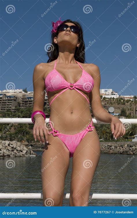 Sexy Vrouw In Bikini Onder De Zon Stock Afbeelding Image Of Haar