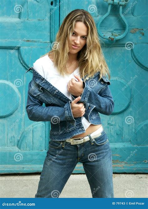 Het Meisje Van De Blonde In Jeans Stock Afbeelding Image Of Openlijk Veilig