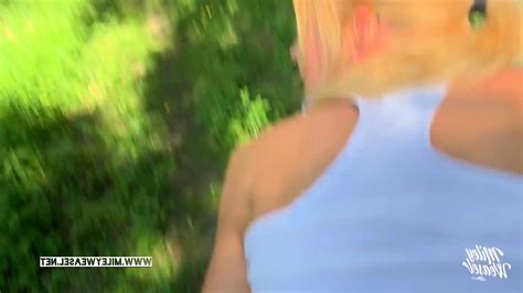 Blonde Schlampe An Der Strasse Aufgegabelt Und In Den Arsch Gefickt