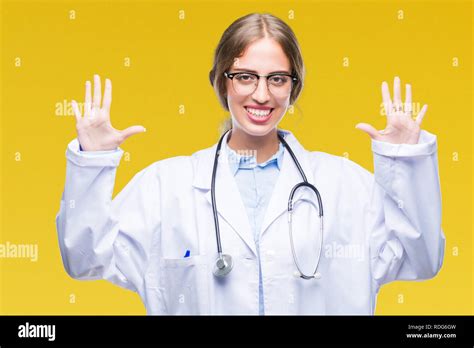 Schöne junge blonde Frau Doktor mit medizinischen gleichmäßig über isolierte Hintergrund