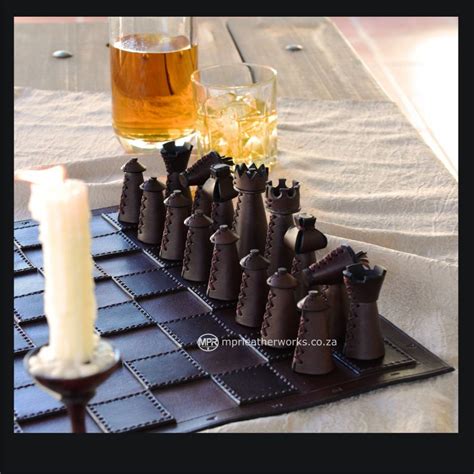 Выкройка шахматы из кожи. Шахматная доска с фигурами из кожи