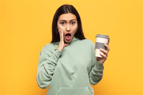 Mujer Latina Joven Que Se Siente Conmocionada Y Asustada Mirando