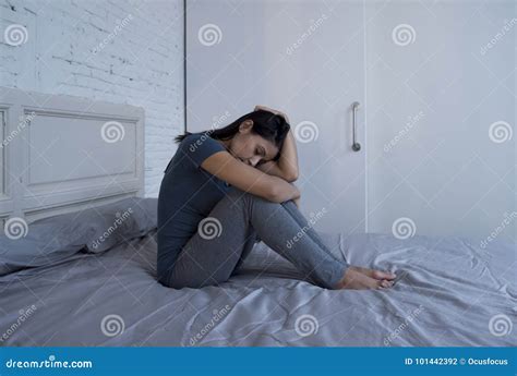 Mujer Latina Triste Y Deprimida Hermosa Que Se Sienta En La Cama En Casa F Foto De Archivo