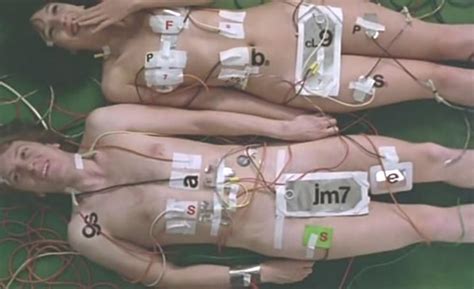 Naked Anémone in Le couple témoin