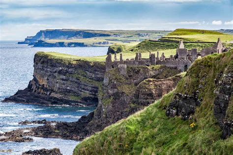 dunluce castle keindahan abadi  tebing irlandia utara blue cheddar