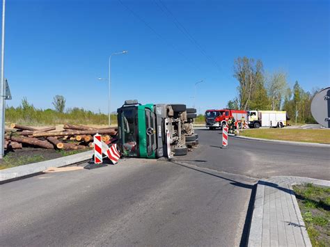 Gorz W Niebezpieczne Zdarzenie Wypadek Ci Ar Wki Wioz Cej Drewno