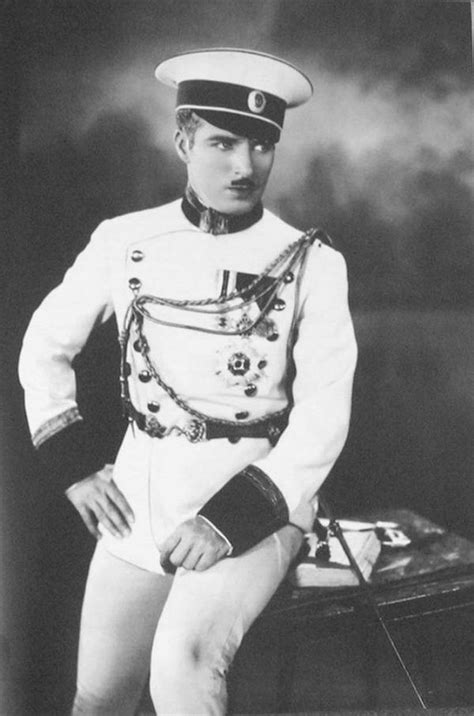 Молодой Чарли Чаплин в одном из пробуемых им образов до того, как на ...