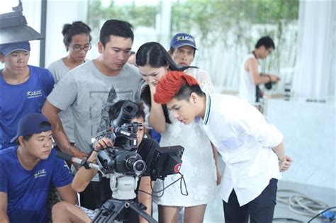 Noo Phước Thịnh bị hot girl xô xuống hồ bơi