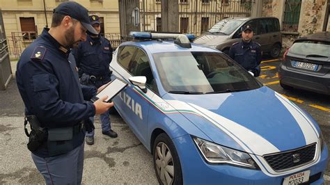 Ivrea Agenti Con Il Tablet E Pi Pattuglie Della Polizia Contro Furti