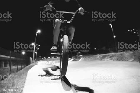 Bmx Skatepark Di Malam Hari Foto Stok Unduh Gambar Sekarang