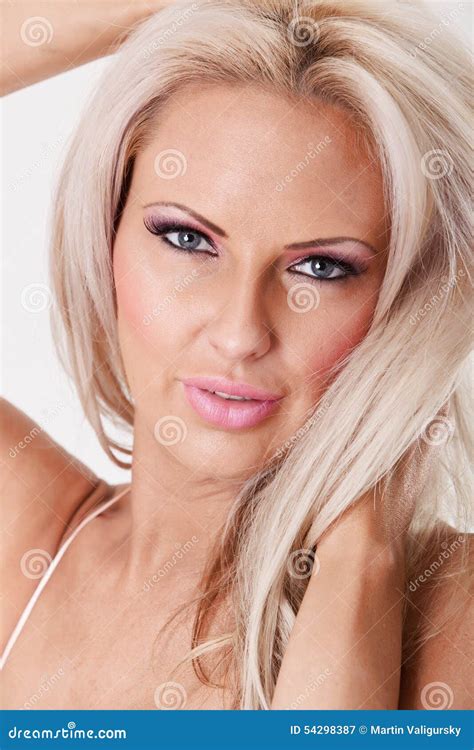 Jeune Femme Blonde Mignonne Avec Le Maquillage Et Le Lipsstick Roses Image Stock Image Du