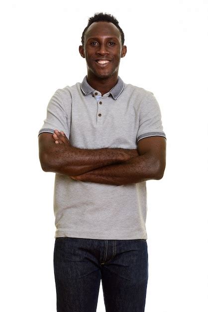 Joven Feliz Hombre Africano Negro Sonriendo Con Los Brazos Cruzados