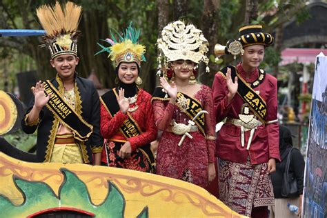 Sman Kauman Memeriahkan Pawai Budaya Hari Jadi Tulungagung Ke