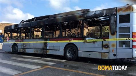 Incendio Ostia Autobus Atac In Fiamme Stazione Colombo Luglio