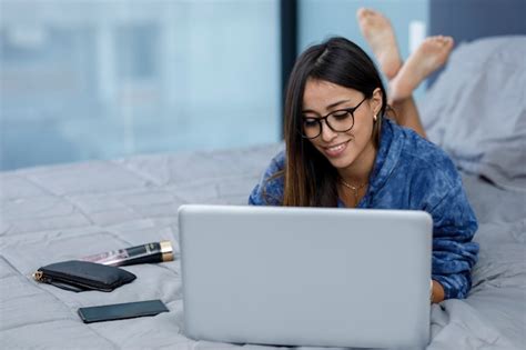 Premium Photo Mujer Joven Latina Trabajando En La Recamara De Su Casa Con Un Ordenador