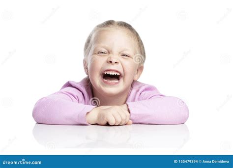 Peu Fille Blonde Dans Un Chandail Rose Rit Plan Rapproch D Isolement Au Dessus Du Fond Blanc