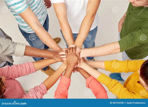 Groupe De Personnes Internationales Avec Des Mains Ensemble Photo Stock