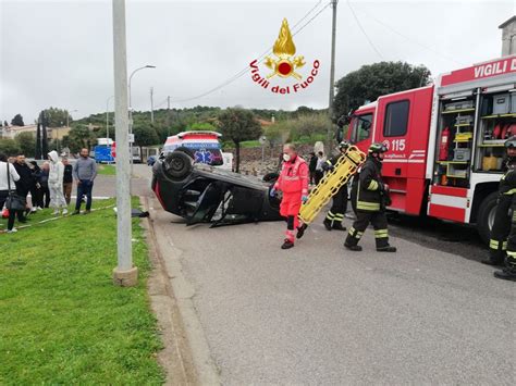 Auto Si Ribalta Dopo Uno Scontro Con Un Altro Veicolo Cagliari Vistanet