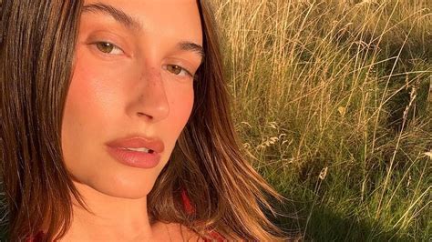 Hailey Bieber Naked Chrome Nails sind das perfekte Sommer Glow up für deine Nägel COSMOPOLITAN